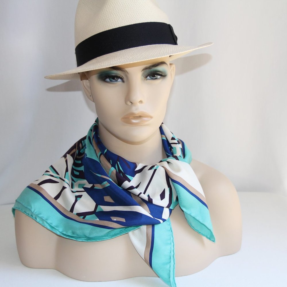 Gucci 100% Silk Scarf.  RARE Gorgeous - Picture 7 of 13